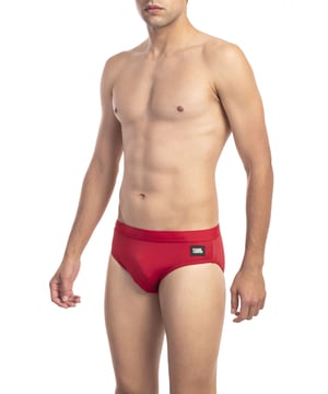 Speedo Clásico Monocolor. Parche de logo pequeño en el frontal. Ajuste ceñido. 100% poliéster.