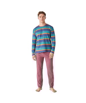 Eleva tu confort nocturno con nuestra pijama de algodón para caballero, diseñada para brindarte una experiencia de descanso inigualable.

La camiseta cuenta con mangas largas que ofrecen calidez y comodidad, ideales para las noches frescas.

El pantalón incluye prácticos bolsillos laterales, perfectos para llevar pequeños objetos, y una cintura elástica regulable con cordón que asegura un ajuste personalizado y cómodo.

Confeccionada en suave algodón, esta pijama combina funcionalidad y estilo, convirtiéndola en la opción perfecta para tus momentos de relax en casa. 

Disfruta de una noche de descanso reparador y despierta renovado cada mañana. ¡Haz de tu rutina nocturna un verdadero placer!
 Composición: Camiseta: 100% Algodón, Pantalón: 100% Algodón
 Cuidados:
- Lavar en máquina máx 30ºC.
- Centrifugado corto.
- No usar secadora.
- Planchar máx 110ºC.
