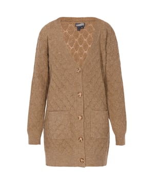Ervaar de voortreffelijke charme van dit vest met elegante V-hals en verfijnd patroonontwerp. De op kabels geïnspireerde textuur geeft het extra diepte. Dit gezellige kledingstuk heeft een knoopsluiting aan de voorkant en praktische opgestikte zakken. Het is afgewerkt met geribde manchetten en een geribde zoom voor een perfecte pasvorm.  Vest