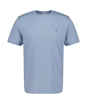 This T-shirt from Gant is a simple and stylish basic for everyday wear. It features a round neckline with a fine rib trim that provides a clean and comfortable finish. The short sleeves are smooth and plain, giving the T-shirt a clean and minimalist style. The T-shirt is adorned with a logo embroidery on the left chest, adding a touch of quality and distinctive appeal. It has a regular fit that is suitable for all body types.