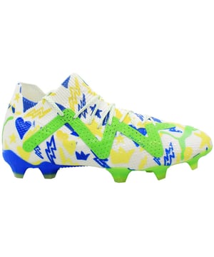 Puma Neymar Jr. x Future Ultimate FG/AG Heren Multicolored Voetbalschoenen, een samenwerking tussen Puma en de Braziliaanse voetbalsuperster Neymar Jr., ontworpen om je potentieel op het veld op stijlvolle en krachtige wijze te ontketenen. Deze schoenen combineren geavanceerde technologie met de kenmerkende flair van Neymar Jr. om je spel op zowel stevige ondergronden (FG) als kunstgras (AG) naar een hoger niveau te tillen.

Belangrijkste Kenmerken:

DynamicFit Bovenwerk: De Neymar Jr. x Future Ultimate schoenen beschikken over een DynamicFit bovenwerk dat zorgt voor een uitzonderlijke lockdown en stabiliteit, waardoor je tijdens snelle bewegingen op het veld precisie en wendbaarheid kunt ervaren. Dit garandeert dat je met vertrouwen en controle kunt bewegen, net als Neymar Jr. zelf.

Neymar Jr. Geïnspireerd Ontwerp: Val op op het veld met het levendige multicolore ontwerp van de Neymar Jr. x Future Ultimate schoenen. Met de persoonlijke touch van Neymar Jr. en de innovatieve technologie van Puma, presteren deze schoenen niet alleen op het hoogste niveau, maar tonen ze ook je stijl en passie voor het spel.

Samenvattend combineren de Puma Neymar Jr. x Future Ultimate FG/AG Heren Multicolored Voetbalschoenen de kenmerkende flair van Neymar Jr. met geavanceerde technologie om je spel op verschillende oppervlakken te verbeteren. Ervaar ongeëvenaard comfort, wendbaarheid en controle met elke stap, en domineer de competitie met vertrouwen en stijl, net als de legendarische Braziliaanse aanvaller.