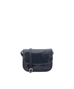 Bolso bandolera para mujer. El cierre es con imán. Los bolsillos internos son uno con cremallera. Los bolsillos externos son uno en la espalda con cremallera. La bandolera es ajustable en piel. Falta el mango. Hay tres compartimentos internos. El material exterior es auténtica piel de vacuno. Internamente está forrado en algodón. Medidas: 27x20x12 cm. Hecho en Italia