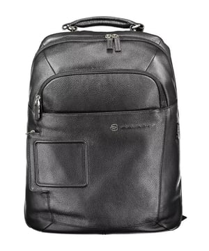 Zwarte nylon rugzak
  Ontworpen voor mannen
  1 handvat en verstelbare schouderbanden
  3 buitenzakken en 1 binnenzak
  Interne laptopruimte
  Interne ruimte voor pennenhouders
  Ritssluiting
  Logo voor een vleugje luxe