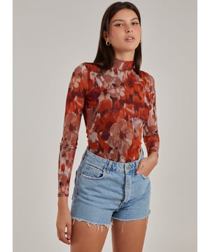 Flaunt those curves with this figure flattering bodysuit! Perfect for the coming season. Pair with knee high boots and skirt for the perfect night out look.