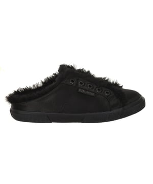 Zapatillas deportivas.
Puntera redonda.
Ojales sin cordones en frontal.
Forro interior de pelo sintético muy suave.
Suela de goma personalizada por la marca.
Estilo sabot.
Tejido satén.
Costuras vistas a tono.

Superga debe su reputación a sus famosas zapatillas de tenis en tela. Utilizadas en su origen en las competiciones de tenis, muy pronto fueron adoptadas en todos los vestuarios. Cómodas y ligeras, estas zapatillas de tenis intemporales han pasado de una generación a otra sin problemas. La colección Superga ha ido creciendo y actualmente va dirigida tanto a mujeres como a hombres y niños.
 Composición: Exterior: Sintético; Interior: Textil; Suela: Sintético.
 Cuidados:
Limpiar con un paño húmedo.