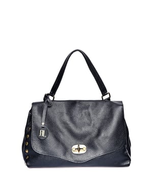 Tasche mit oberem Griff
100% Rindsleder
Magnet- und Schnallenverschluss
Tasche mit zwei Fächern
Innentaschen mit Reißverschluss
Maße (L): 26x35x11 cm
Griff: 46 cm
Schultergurt: 120 cm verstellbar