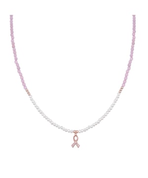 Kael Ketting Sterling Zilver 925, Witte Parel en 18 Karaat Roségoud verguld. Het is tijd om kennis te maken met de grootste verdienste van dit ontwerp: DE KETEL TEGEN KANKER die de kracht heeft om een klassieke look te transformeren in een voorstel vol karakter en persoonlijkheid. Zorgvuldig handgemaakte ontwerpen met materialen van topkwaliteit: roze zirkonia's met een roségouden plating op 925 Sterling zilver. Alles is opnieuw samengevoegd voor een nieuwe coup voor de beatgeneratie, die de beste mix is van newyorker nuchterheid en vrouwelijke sensualiteit. De ontwerpen met persoonlijkheid dicteren kleur en moeder natuur: de vereniging van verschillende materialen en een prachtige opstelling van de stukken maken deze sieradenlijn uniek, definiëren liefde op het eerste gezicht, een pas de deux is een dialoog van liefde: een mooie - en eeuwige - MEMORIE.