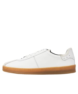 Entdecken Sie den Sneaker "London" - ein absolutes Must-have fÃr Ihren Schuhschrank! Mit seiner Strobel-Konstruktion bietet er nicht nur FlexibilitÃt, sondern auch eine leichte und bequeme Passform. Das WechselfuÃŸbett mit Memoryfoam passt sich individuell an Ihre FuÃŸform an und sorgt fÃr den ganzen Tag lang anhaltenden Komfort. Die rutschfeste Cupsole aus Gummi bietet eine optimale Traktion und StabilitÃt auf verschiedensten UntergrÃnden. Jedes Detail dieses Sneakers wurde mit Liebe und Sorgfalt gestaltet, um Ihnen ein erstklassiges Trageerlebnis zu bieten. Tauchen Sie ein in die Welt des Sneakers "London" und erleben Sie Komfort und Stil in Perfektion.