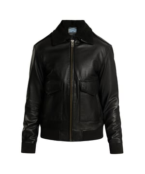 Een tijdloze musthave voor de herengarderobe: dit pilotenjack van DreiMaster Vintage overtuigt door zijn hoogwaardige afwerking en uitstekende leerkwaliteit van zacht geitenleer. Een afneembare kraag met teddybontrand en de flexibele geribde manchetten ronden de pilotenlook van deze blouson af. De authentieke stijl wordt gecompleteerd door praktische klepzakken, die tevens als zijzakken fungeren. Een waardevolle investering voor de eeuwigheid!  Lederen jas