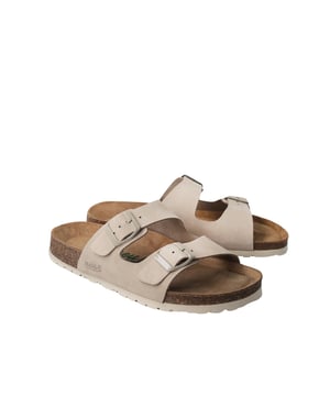 Erleben Sie ultimativen Sommerkomfort mit diesen stylischen Damensandalen! Das leichte Design macht sie perfekt für heiße Tage. Die Spaltlederriemen verleihen den Sandalen einen hochwertigen Look und sorgen für Langlebigkeit. Zwei verstellbare Riemen mit Dornschnallen sorgen für eine individuelle Passform und einen sicheren Halt. Das anatomisch geformte Korkfußbett passt sich Ihrem Fuß an und bietet ganztägigen Komfort. Ideal für Spaziergänge am Strand, Stadtbummel oder entspannte Ausflüge. Diese Sandalen sind vielseitig und lassen sich mit Sommerkleidern, Shorts oder Jeans kombinieren. Sie sind nicht nur äußerst bequem zu tragen, sondern auch eine stilvolle Ergänzung zu jedem Outfit. Der perfekte Begleiter für jede Gelegenheit. Gönnen Sie Ihren Füßen den Luxus, den sie verdient haben!