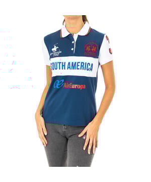 Polo manga corta, con original diseño.
Color Azul-blanco
Cuello de solapa, a contraste.
Cierre medio de botones.
Detalle de bordado del logo de la marca en el lateral superior.
Diseño estampado en la parte trasera y en las mangas.
Costuras vistas a tono.

Composición:  100% Algodón

- Lavar máximo a 40ºC.
- Planchar a media temperatura, máx. 130ºC.
- Permite usar secadora.
- No usar lejía.
- No admite el  lavado en seco.