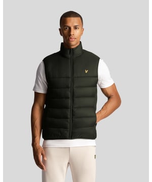 Die wattierte Weste von Lyle & Scott ist in unserem regular fit erhältlich, mit druckknopfgesicherten Fronttaschen und Ripstop-Gewebe, um das Risiko von Rissen zu verringern. Sie ist ein großartiges Teil zum Über- oder Unterziehen.