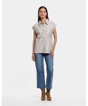 Een charmante blouse van zacht schapenleer met gecapitonneerde broekjes.