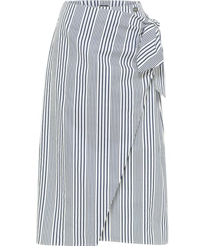De maritieme gestreepte look, een verfijnd asymmetrisch silhouet met strikdetail in de taille en een zacht katoenen materiaal maken deze kuitlange wikkelrok van DreiMaster Maritim tot de perfecte zomerrok. Gecombineerd met een T-shirt, sandalen of sneakers zitten we mentaal onder parasols of flaneren we langs de strandpromenade.  Wikkelrok