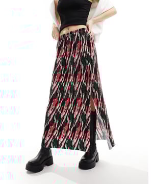 Skirts by Pieces Take your 'fit to the max All-over print High rise Elasticated waist Side split Regular fitSold By: Asos