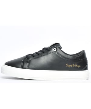 La zapatilla de zapatilla de flecha de la icónica marca de ropa para hombres Penguin original está actualizado y es un artículo imprescindible en su armario.
Hecho desde una parte superior sintética negra simple con la marca original de Penguin en el lado y la lengua, estos entrenadores masculinos muestran un estilo de tendencia grave que garantiza que durará de una temporada a otra.
El cierre de cordones de 6 ojos garantiza un ajuste más personalizado, mientras que el tobillo acolchado y la plantilla acolchada proporcionan un desgaste sin fatiga para los pies durante todo el día. La suela de goma vulcanizada blanca contrastante le da a la flecha de pingüino ese aspecto auténtico de zapatillas, al tiempo que ofrece una gran tracción y agarre una amplia variedad de superficies.
Elegante, deportivo y aerodinámico, la Arrow Penguin te hará destacar entre la multitud y entrar en apuestas de estilo en muy poco tiempo.