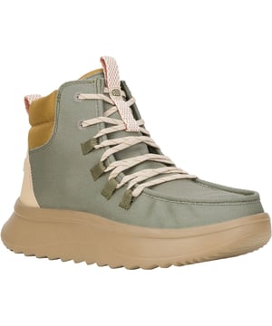 Wij hebben een hoge pet op van de Wendy Apres Coated Twill. Verhoog de stijlstandaard dit seizoen met een bovenwerk van gecoat keperstof, een suède hiel en een gewatteerde nylon kraag. De fleece voering en verhoogde plateauhoogte zorgen voor totaal comfort.