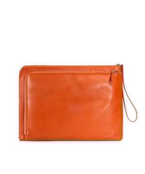 Unisex clutch tas met ritssluiting. twee open binnenzakken. één voorkant met ritssluiting en één achterkant met externe zakken met rits. verstelbare en afneembare lederen schouderband. ontbrekend handvat. een binnencompartiment.  extern materiaal. polyester binnenkant. Afmetingen: 32x23x5,5 cm. Modeproduct