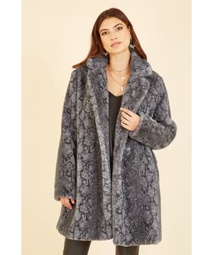 Cosy up in style for the cooler months this winter, in the unique Yumi Grey Snakeskin Print Faux Fur Coat. The oversize collar and mid thigh length are the key features that will keep the chill off, all while wrapped up in the stunning and impossibly soft faux fur.