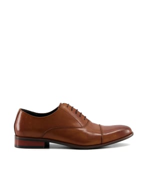 Update your formal wardrobe and raise your sartorial game with these leather Gibson shoes. Crafted from smooth leather, they feature tonal laces and are set on a low block heel.