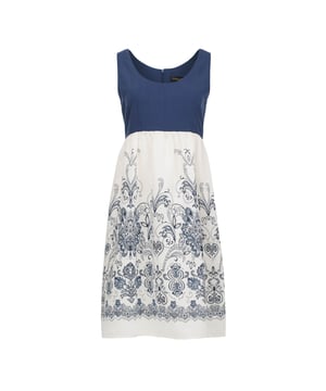 Schreiten Sie mit diesem wunderschön gestalteten A-Linien-Kleid in Eleganz. Es zeichnet sich durch einen stilvollen Kontrast zwischen dem tiefblauen Oberteil und dem kunstvoll bestickten weißen Rock aus. Das Oberteil, hergestellt aus 100 % Tencel, bietet ein weiches, atmungsaktives Gefühl, während der Rock aus 100 % Polyester mit luxuriösem Futter Volumen und Struktur zur Silhouette hinzufügt. Ein verdeckter Reißverschluss auf der Rückseite sorgt für eine nahtlose Passform, während der doppellagige Stoff des Oberteils zusätzlichen Komfort und Abdeckung bietet. Dieses Kleid hat eine Länge von 98 cm für Größe S und eignet sich perfekt für sowohl legere Ausflüge als auch besondere Anlässe. Eine vielseitige Ergänzung Ihrer Garderobe.