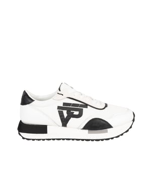 Atadas con cordones, estos zapatos proporcionan un ajuste perfecto y estabilidad, lo que te permite disfrutar de confort todo el día, independientemente de si estás en el trabajo, reunido con amigos o dando un paseo por la ciudad. 

La punta redonda les da a los zapatos un aspecto clásico y versátil, que combina perfectamente tanto con un atuendo elegante como casual, resaltando tu estilo único. 

En la lengüeta y en los laterales, el nombre de la marca añade un carácter especial a los zapatos, destacando su originalidad y alta calidad, lo que sin duda atraerá la atención y el reconocimiento de otros. 

La suela con logo no solo demuestra la autenticidad del producto, sino que también ofrece una excelente adherencia y durabilidad, lo que hace que los zapatos sean ideales para usar durante mucho tiempo. 

Hechos de cuero natural y tela de alta calidad, estos zapagos no solo ofrecen una vista elegante, sino también una comodidad y durabilidad excepcionales, por lo que te servirán durante muchas temporadas.

Empaquetados en una caja de la marca, estos zapatos son una elección perfecta como regalo para un ser querido o como un lujoso complemento a tu propia colección de calzado, garantizando satisfacción desde el primer momento.