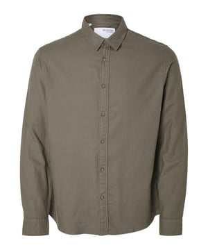 Erweitere deine Herbst- und Wintergarderobe mit dem stilvollen Overshirt von Selected Homme für Herren.  Dieses Modell kombiniert den klassischen Hemdkragen mit einer durchgehenden Knopfleiste und bietet dir einen modernen Slim Fit, der deine Silhouette optimal betont.   Der hohe Tragekomfort und die hochwertigen Materialien machen dieses Langarm-Overshirt zu einem unverzichtbaren Begleiter an kühlen Tagen.   Sein zeitloses Design vereint Eleganz und Funktionalität, sodass du es sowohl solo als auch über ein Shirt tragen kannst.   Perfekt für Männer, die Wert auf einen stilvollen und gleichzeitig bequemen Look legen.