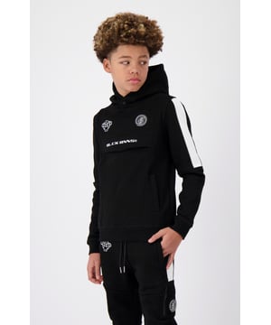 51 % poliéster | 49 % algodón Capucha con cierre de botón Diseño exclusivo de anorak Logotipo de Convoy bordado y parche de goma en el pecho Firma BLCK BNNS en la solapa Raya deportiva en las mangas Dos bolsillos delanteros Se puede combinar con PANTALONES DEPORTIVOS DE RAYAS JR.