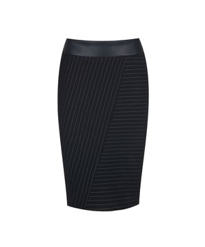 Esta falda midi a rayas está confeccionada en tela elástica Punto di Roma. Tiene una pretina de imitación de cuero de 5 cm y una abertura en la parte trasera. La falda está completamente forrada.