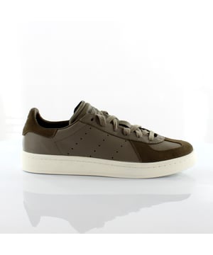 Adidas crea una réplica auténtica de un entrenador de interior del ejército alemán antiguo con estas zapatillas BW Avenue. Con las superpuestas de bloqueo de cuero y gamuza, este par muestra un aspecto discreto y sutilmente contrastante. Una suela exterior de goma duradera los vincula al pasado, y un logotipo de trébol en la lengua llama a la envidiable herencia de Adidas.