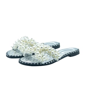 Gewebetechnik: Atmungsaktiv, langlebig. Obermaterial: Kunstleder. Marke: Where´s That From. Zum Anschlüpfen. Einlegesohle: Wattiert. Laufsohle: Gummi, Traktionsgriff. Überkreuzte Riemen. Absatz: Flacher Absatz. Design: Verziert, Perlgrau. Zehenstil: offen. Passform: Komfortabel. Material: Geruchshemmend.