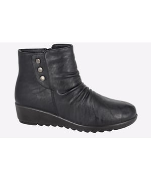 A stylish choice for the upcoming seasons, these Boulevard Toulon women's ankle boots are constructed in a synthetic ruched upper, with stud detailing for additional visual appeal. A slight wedge adds an elevated look whilst a warm fleece lining ensures feet are kept toasty.
- Synthetic upper
- Zip fastening for easy on / off wear
- Stud detailing
- Fleece lining for warmth
- Durable rubber outsole