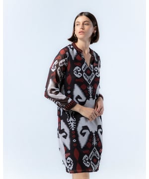 El Vestido Silvia es perfecto para una noche especial. Su diseño sofisticado y detalles únicos te harán lucir radiante. Ideal para combinar con tacones rojos y un collar delicado. En otoño/invierno, úsalo con un abrigo largo y guantes de piel para un look refinado y glamuroso.
 
 
 
 Vestido corto con cuello pico.
 
 Manga larga.
 
 Detalles de bordado a mano en puños y cuello.
 
 Tejido multicolor estampado abstracto.