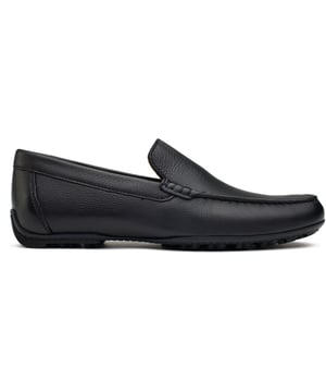 Schritt in den Inbegriff der eleganten Raffinesse mit dem Geox Kosmopolis Driving Schuhe. Diese schwarzen Loafers verfügen über ein luxuriöses Obermaterial aus Leder und eine strapazierfähige Gummisohle, die für hervorragenden Grip zugeschnitten ist. Das Hybrid-Futter aus Leder und Textil und das Marken-Fußbett aus Leder tragen Sie bequem. Leicht und mühelos, diese Loafers sind eine nahtlose Mischung aus Stil und Praktikabilität, perfekt für die Navigation in der städtischen Landschaft.