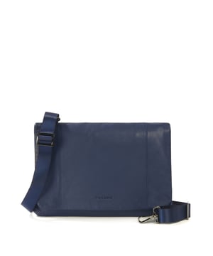 Bolso bandolera unisex. El cierre es con botón magnético. Los bolsillos internos son tres bolsillos abiertos. Los bolsillos externos están ausentes. La bandolera es ajustable en piel. Falta el mango. Hay un compartimento interno. El material exterior es 100% Piel Auténtica. Internamente es poliéster. Medidas: 23,5x34x4,5 cm. Producto de moda