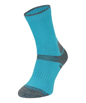 Comodo bietet seit 1996 hochwertige Socken für Männer und Frauen an. Sie verkaufen eine Reihe von Socken zum Wandern, Radfahren, Jagen, Skifahren und für andere Outdoor-Aktivitäten. Die Kids Hiker Socks aus Merinowolle sind für alle Arten von Outdoor-Aktivitäten geeignet. Diese Kindersocken aus Merinowolle von Comodo sind zum Wandern gedacht. Sie sind ideal für Outdoor-Aktivitäten und halten Ihre Kleinen bequem und warm, während sie auf Entdeckungstour gehen. Diese Socken sind natürlich kühlend, damit die Füße nicht überhitzen. Die Socken bestehen aus einer Mischung aus Acryl und Merinowolle und sind innen weich und außen strapazierfähig. Das macht sie bequem und langlebig - die perfekte Kombination für die freie Natur! Merinowolle bietet außerdem einen antibakteriellen Schutz für langanhaltende Frische, so dass Sie diese Wandersocken auf Ihrem Familienausflug mit minimalem Unbehagen tragen können. Diese Outdoor-Socken sind in 4 Farben erhältlich: Rosa, Blau, Marine und Türkis. Die Kindersocken bestehen aus: 50% Acryl, 30% Merinowolle, 15% Polyamid, 5% Elasthan. Sie sind in 3 Größen erhältlich: 2,5-5 UK, 12,5-2 UK, 9-12 UK und sind komplett maschinenwaschbar.