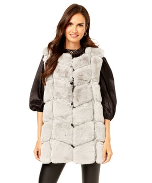 Esta vez el chaleco es imprescindible y este estilo nos encanta. Con un chaleco tipo chaleco de piel sintética con corte tipo caja, estilo sin mangas y cierre de gancho/ojo, combínalo con jeans y una camiseta para lograr un look que nos encanta esta temporada.