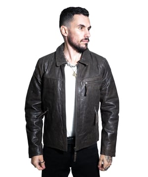 Unser Premium-Rindsleder ist Teil dieser Vintage-Jacke im Harrison-Stil. Dies ist ein großartiges Stück, das diese minimalistische Eleganz auszeichnet. Handpolierte Metallbeschläge harmonieren hervorragend mit den dunkleren, glatten Tönen, in denen diese Jacke erscheint. Auf der Vorderseite befindet sich eine Reißverschlusstasche auf der Brust und die Passe ist getäfelt, um dem ansonsten schlichten Look mehr Tiefe zu verleihen. An den Seiten der Jacke befinden sich Reißverschlusstaschen zur Aufbewahrung sowie zwei zusätzliche Taschen im Inneren der Jacke, die aus unserem Premium-Polyester besteht. • Hochwertiges echtes Rindsleder • Drei Außentaschen mit Reißverschluss • YKK-Reißverschluss in der Mitte • Klassischer Hemdkragen • In das Jackenfutter integrierte Taschen • Hochwertiges Polyesterfutter
