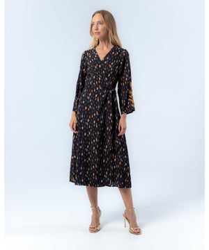 El vestido midi de lunares Alejandra te envuelve en la elegancia del otoño. Con su estampado de lunares en tonos cálidos sobre un fondo oscuro, esta prenda irradia sofisticación y estilo. Perfecto para cualquier ocasión, aporta un toque de distinción y feminidad a tu armario.
 
 
 
 Vestido midi cruzado. 
 
 Manga larga con diseño bordado de hilo y lentejuelas. 
 
 Tejido viscosa. 
 
 Estampado lunares.