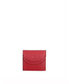 Cartera de hombre. El cierre es con botón de presión. Los bolsillos internos son tarjeteros y porta billetes. Los bolsillos externos son uno frontal con botón magnético. Falta la correa para el hombro. Falta el mango. Hay un compartimento interno. El material exterior es 100% Piel Auténtica. Internamente está forrado en piel auténtica. Medidas: 10x9x2,5 cm. Producto de moda