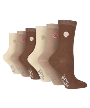 Als je op zoek bent naar schoenen die de perfecte balans vinden tussen kwaliteit en onconventionele stijl, zoek dan niet verder dan Wild Feet. Hun collectie sokken biedt een scala aan grappig en eigenzinnige ontwerpen die zeker in het oog zullen springen. Van theecakes tot schelpen, ze bieden een grote verscheidenheid aan patronen die tegemoetkomen aan alle smaken. Gemaakt met hoogwaardige kwaliteit Door het katoenrijke materiaal garanderen deze sokken de hele dag een zacht en comfortabel gevoel aan je voeten. Of je nu boodschappen doet, thuis werkt of ontspant, deze sokken houden je voeten behaaglijk en knus. Elk pakje sokken heeft 3 verschillende geborduurde ontwerpen. Deze ontwerpen omvatten: gebak, theecakes, schelpen, fastfood, films, vlinders, bosdieren en zelfs kerstontwerpen. Je kunt de ontwerpen mixen en matchen om je eigen unieke stijl te creëren. Wild Feet is een assortiment sokken met coole ontwerpen, schattige motieven en eigenzinnige slogans - van mopshonden en pinguïns tot leeuwen en lama's! - Kies uit een reeks stijlen voor heren en dames, van enkel- tot sportsokken. Er zijn zelfs enkele sportieve stijlen beschikbaar! Ze zijn 6 paar per verpakking en worden geleverd in één maat Dames 37-42 EU. Ze zijn gemaakt van 76% katoen, 22% polyamide, 2% elastaan ​​en zijn machinewasbaar.