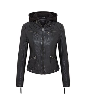 Maak kennis met ons prachtige leren bikerjack, compleet met een uitritsbare jersey capuchon voor extra veelzijdigheid. Dit jack is gemaakt van ultrazacht schapennappaleer en belichaamt de klassieke caf�racerstijl met een moderne twist. De YKK-ritssluiting aan de voorkant strekt zich uit tot een kraag met lipje die is vastgezet met een riem met gesp, terwijl tramlijnstiksels op de schouders en elleboogstukken de biker-esthetiek versterken. Vier zakken met ritssluiting bieden voldoende opbergruimte en de manchetten in handschoenstijl zijn verstelbaar voor een perfecte pasvorm. De royale capuchon kan eenvoudig worden verwijderd en de binnenkant is volledig gevoerd met poplin-stof met voor het gemak een extra met leer afgewerkte zak. Superzacht schapennappaleer, uitritsbare jersey capuchon, YKK-ritssluiting aan de voorkant met kraag met gesp, tramlijnstiksels op schouders en ellebogen, volledig gevoerd met een extra met leer afgewerkte binnenzak