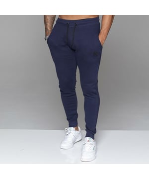 MYT Fleece joggingbroek voor heren. Geborduurd logo op het linkerbeen. Joggingbroek met trekkoord. Geribbelde manchetten. Ontwerp met 2 zakken, geborstelde fleece. 70% katoen, 30% polyester. Mag in de wasmachine.