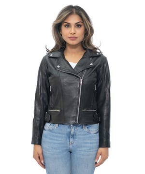 El estilo de la chaqueta se convirtió en un icono gracias a Marlon Brando en los años 50 y es reconocible por su diseño cruzado que presenta una solapa ancha con muescas y una cremallera YKK descentrada. Esta chaqueta resulta práctica gracias a la incorporación de cuatro bolsillos con cremallera en total, dos de los cuales están colocados horizontalmente en la cintura y otros dos colocados a los lados del pecho. Para mayor comodidad, también contamos con cremalleras en los puños y una cintura con hebilla para que puedas personalizar el ajuste de la chaqueta según tus preferencias. • 100 % piel de napa ultra suave de primera calidad • Corte ajustado y longitud más corta • Equipada con cierre de cremallera YKK descentrado y solapa ancha con muescas • Cuenta con 4 bolsillos exteriores con cremallera y puños con cremallera