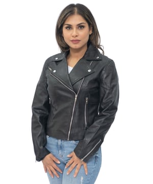 Dieser Jacke wird durch ein Reißverschlussmotiv, das in diesem Fall komplett in unserer handpolierten Silberfarbe gehalten ist, ein zeitgemäßer Look verliehen. Die zweireihige Vorderseite wird mit einem schrägen YKK-Reißverschluss geschlossen, und an der Vorderseite der Jacke befinden sich Reißverschlusstaschen, die zu diesem modischen Look beitragen. Diese Jacke erinnert an die Jacke, die Marlon Brando in den 50er-Jahren zu einer Ikone gemacht hat. Sie verfügt über ein breites Revers, das mit Nieten-Schulterklappen befestigt werden kann, und ist in klassischem Schwarz und Hellbraun sowie kräftigem Rot gehalten, was für einen großartigen Blickfang sorgt. • 100 % hochwertiges, ultraweiches Nappaleder • Schmale Passform und kürzere Länge • Ausgestattet mit einem außermittigen YKK-Reißverschluss und einem breiten, fallenden Revers • Verfügt über 3 Außentaschen mit Reißverschluss und Manschetten mit Reißverschluss