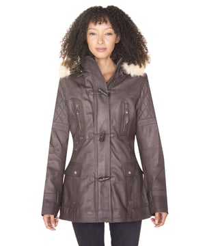 Si buscas añadir un poco de exuberancia a tus conjuntos de invierno, esta preciosa parka es una gran opción. Esta chaqueta presenta un lujoso acolchado de diamantes que se asienta sobre una chaqueta de cuero ultra suave que se logra mediante el uso de nuestro acabado de napa de primera calidad. Para mayor calidez, hemos introducido una capucha desmontable, que está forrada de piel para mayor comodidad y para darle a esta chaqueta un toque elegante. Debajo de la capucha hay un cuello alto con embudo que es ideal para protegerse del viento y se puede abrochar con un cierre tradicional de palanca. Para mayor practicidad, esta chaqueta cuenta con dos bolsillos con solapa en la cintura y bolsillos adicionales con cremallera que corren verticalmente a lo largo del pecho. • 100% cuero napa ultra suave de primera calidad • Cuenta con capucha de piel desmontable, cuatro bolsillos exteriores y puños ajustables • Cuello alto con detalles acolchados en los hombros, la espalda y la capucha