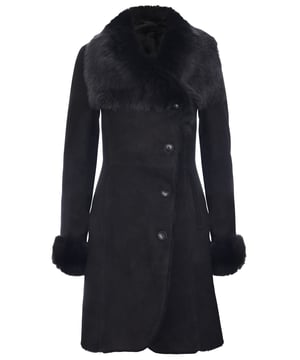 Las chaquetas de piel de oveja ganaron una enorme popularidad entre las celebridades en los años 40 y 50 y han sido consideradas un símbolo de estatus para las mujeres durante varios períodos de tiempo. Nuestras chaquetas están confeccionadas con piel de oveja de doble cara de la más alta calidad y cuentan con un forro de lana grueso que es famoso por su capacidad natural para retener el calor corporal, lo que lo convierte en la opción de material ideal durante el invierno. Este abrigo es cruzado y presenta un cuello estilo chal contemporáneo que está hecho de exuberante piel de oveja de Toscana para una apariencia suntuosa. El exterior del abrigo está hecho de un material de gamuza suave que se acentúa con la apariencia de piel de oveja tanto en el cuello como en los puños, que se pueden enrollar hacia atrás para mayor comodidad. Los complementos exteriores de la chaqueta también incluyen un cierre de botones clásico y dos bolsillos en la cintura que completan este abrigo de lujo que llama la atención. • Confeccionado con piel de oveja de doble cara de alta calidad • El forro de piel de oveja grueso es famoso por brindar calidez y comodidad • Cuenta con un lujoso cuello estilo chal hecho de lana de Toscana • Disponible en 3 colores diferentes