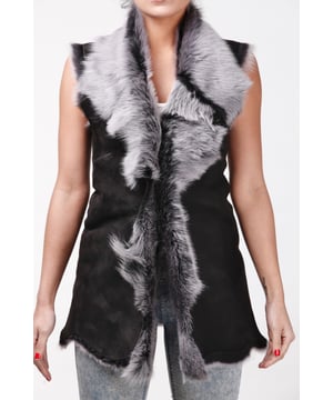 Een kledingstuk van hoge kwaliteit dat perfect is om een ​​elegante look te behouden en tegelijkertijd warm te blijven tijdens de koudere maanden. Dit gilet is verlengd in de lengte en is voorzien van onze hoogwaardige Spaanse Toscana-schapenvacht, die bekend staat als een van de warmste en meest comfortabele wolsoorten ter wereld. De zachte wollen voering kan worden verborgen met een haak- en oogsluiting of zichtbaar aan de voorkant in een opvallend watervalontwerp voor een extravagante look, waardoor het het perfecte kledingstuk is om een ​​vleugje elegantie toe te voegen aan je winteroutfits. • Exclusief vervaardigd in Groot-Brittannië met behulp van dubbelzijdige Toscana-schapenvacht • De voering van Toscana-schapenvacht is ongeëvenaard in het bieden van warmte en comfort • Buiten- en binnenkant zorgvuldig vervaardigd voor een zachte, zijdeachtige afwerking • Lengte van 90 cm