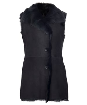 Ein hochwertiges Kleidungsstück, das perfekt geeignet ist, um in den kälteren Monaten einen eleganten Look zu bewahren und gleichzeitig warm zu bleiben. Diese Weste besteht aus unserem hochwertigen spanischen Toscana-Schaffell, das dafür bekannt ist, zu den wärmsten und bequemsten Wollstoffen der Welt zu gehören. Die Vorderseite kann entweder für einen schicken, dezenten Look zugeknöpft oder offen gelassen werden, um das Futter im Wasserfall-Design für einen extravaganten Look freizulegen. Damit ist es das perfekte Stück, um Ihren Winteroutfits einen Hauch von Eleganz zu verleihen. • Exklusiv im Vereinigten Königreich aus doppelseitigem Toscana-Schaffell hergestellt. • Das Toscana-Schaffellfutter bietet unvergleichliche Wärme und Komfort. • Außen- und Innenseite sorgfältig verarbeitet für ein weiches, seidiges Finish. • Verfügt über einen Drei-Knopf-Verschluss