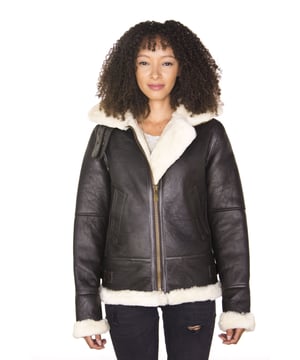 La B3, que se originó en 1934, fue diseñada para ser lo más cálida y cómoda posible, y esta chaqueta se destaca en ese sentido. Confeccionada con piel de oveja de doble cara de la más alta calidad, esta es una chaqueta de primera calidad que cuenta con un cierre de cremallera YKK de longitud completa que se puede dejar abierta en diferentes longitudes para exponer el grueso forro de piel de oveja que aparece en un rico color jengibre o crema. El cuello cuenta con una hebilla que permite abrocharlo para mayor calidez y la cintura cuenta con correas que pueden ajustar el uso de esta chaqueta para complementar el diseño de ajuste ajustado. También hemos introducido dos bolsillos abiertos en la cintura para un almacenamiento de fácil acceso. • Confeccionada con piel de oveja de doble cara de alta calidad • El grueso forro de piel de oveja es famoso por brindar calidez y comodidad • Cuenta con un cierre de cremallera YKK y una hebilla para abrochar el cuello • Con dos bolsillos abiertos en la cintura